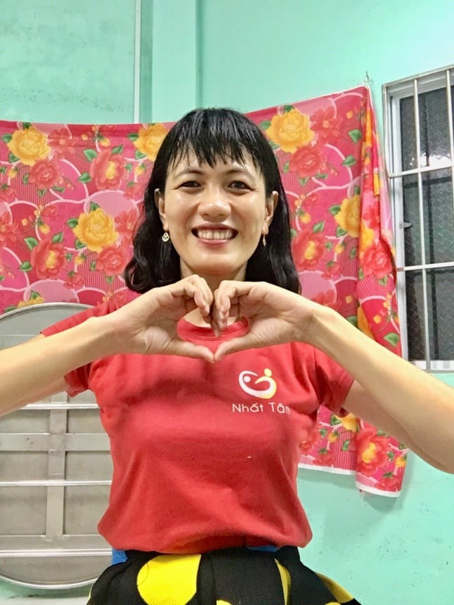 co giao 1 chan o dat Sen Hong anh 11