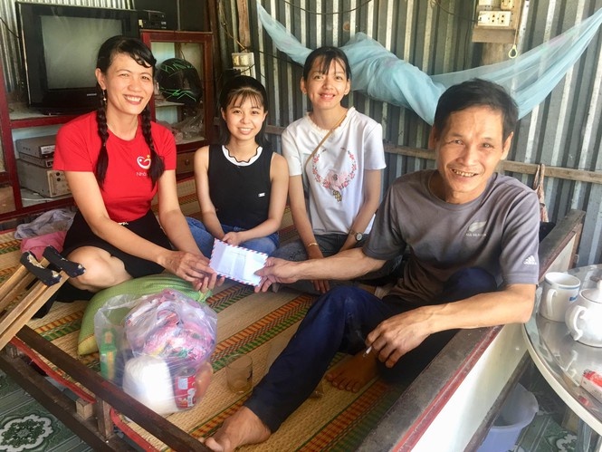 co giao 1 chan o dat Sen Hong anh 16