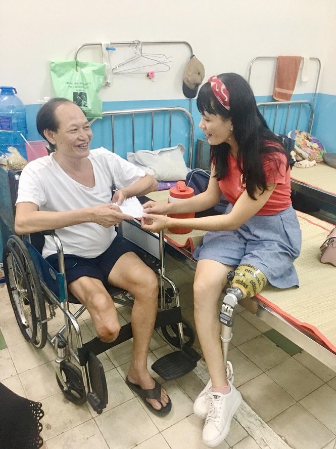 co giao 1 chan o dat Sen Hong anh 7