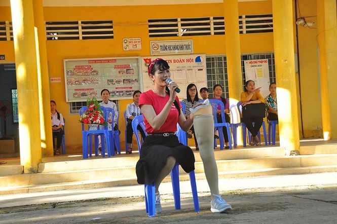 co giao 1 chan o dat Sen Hong anh 2