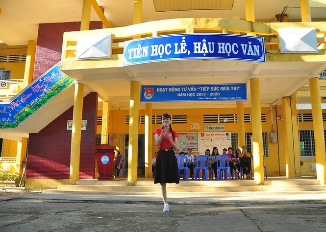 co giao 1 chan o dat Sen Hong anh 14