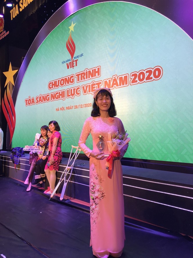 co giao 1 chan o dat Sen Hong anh 9