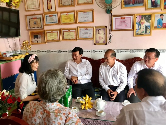 co giao 1 chan o dat Sen Hong anh 6