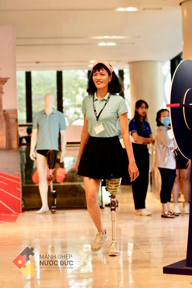 co giao 1 chan o dat Sen Hong anh 17