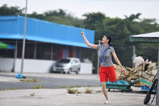 co giao 1 chan o dat Sen Hong anh 12