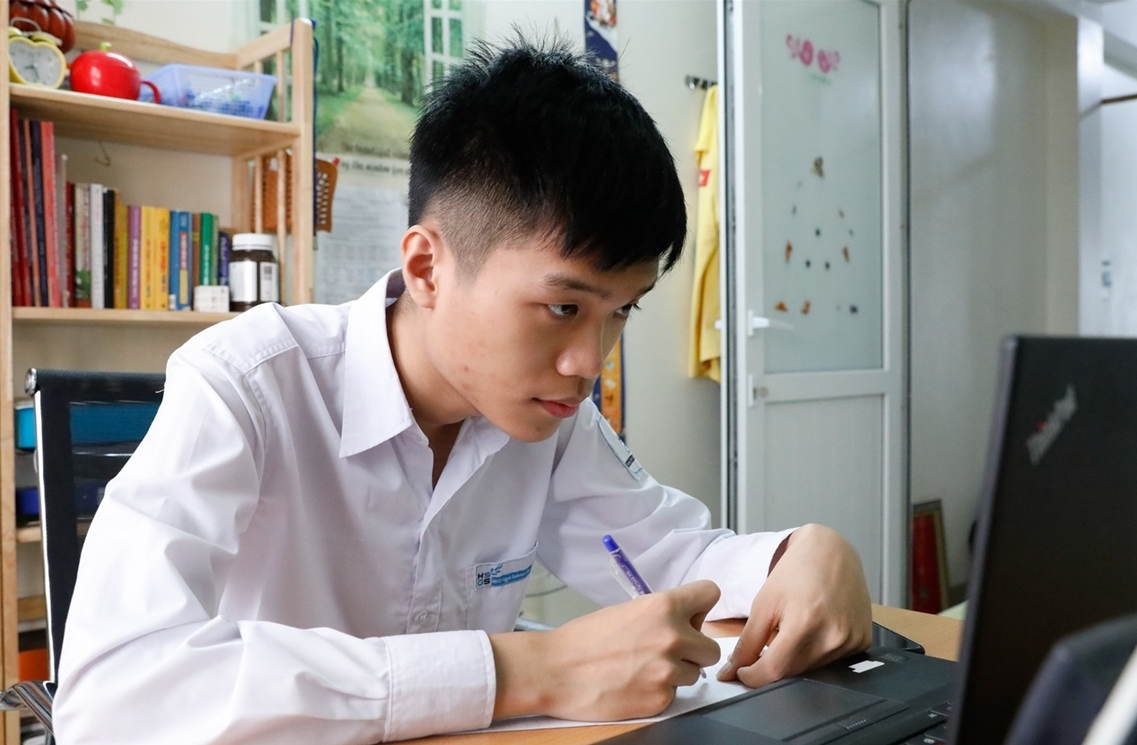 Chang trai vang Tin hoc nhan Huan chuong Lao dong anh 2