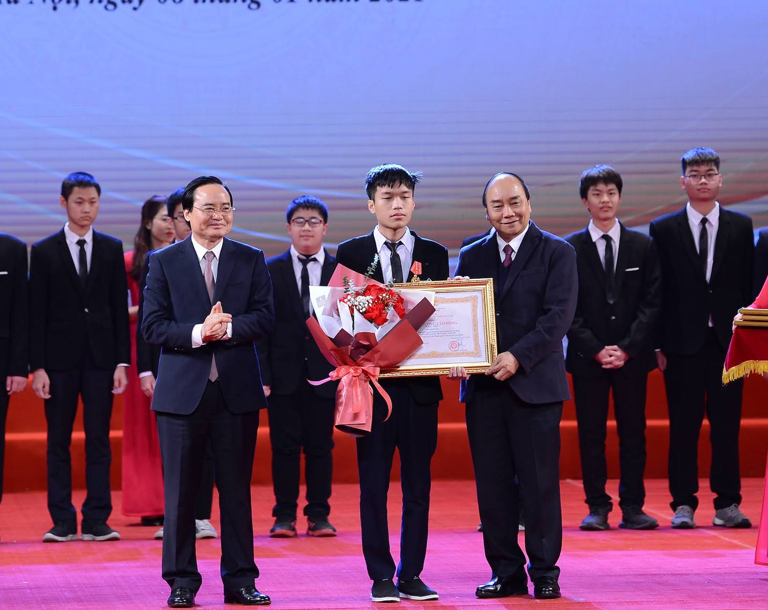 Chang trai vang Tin hoc nhan Huan chuong Lao dong anh 1