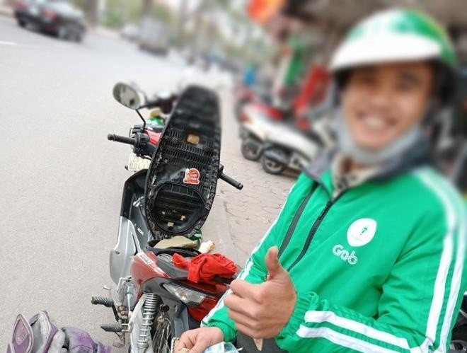 Thay giao bo nghe di chay xe om vi luong khong du song hinh anh