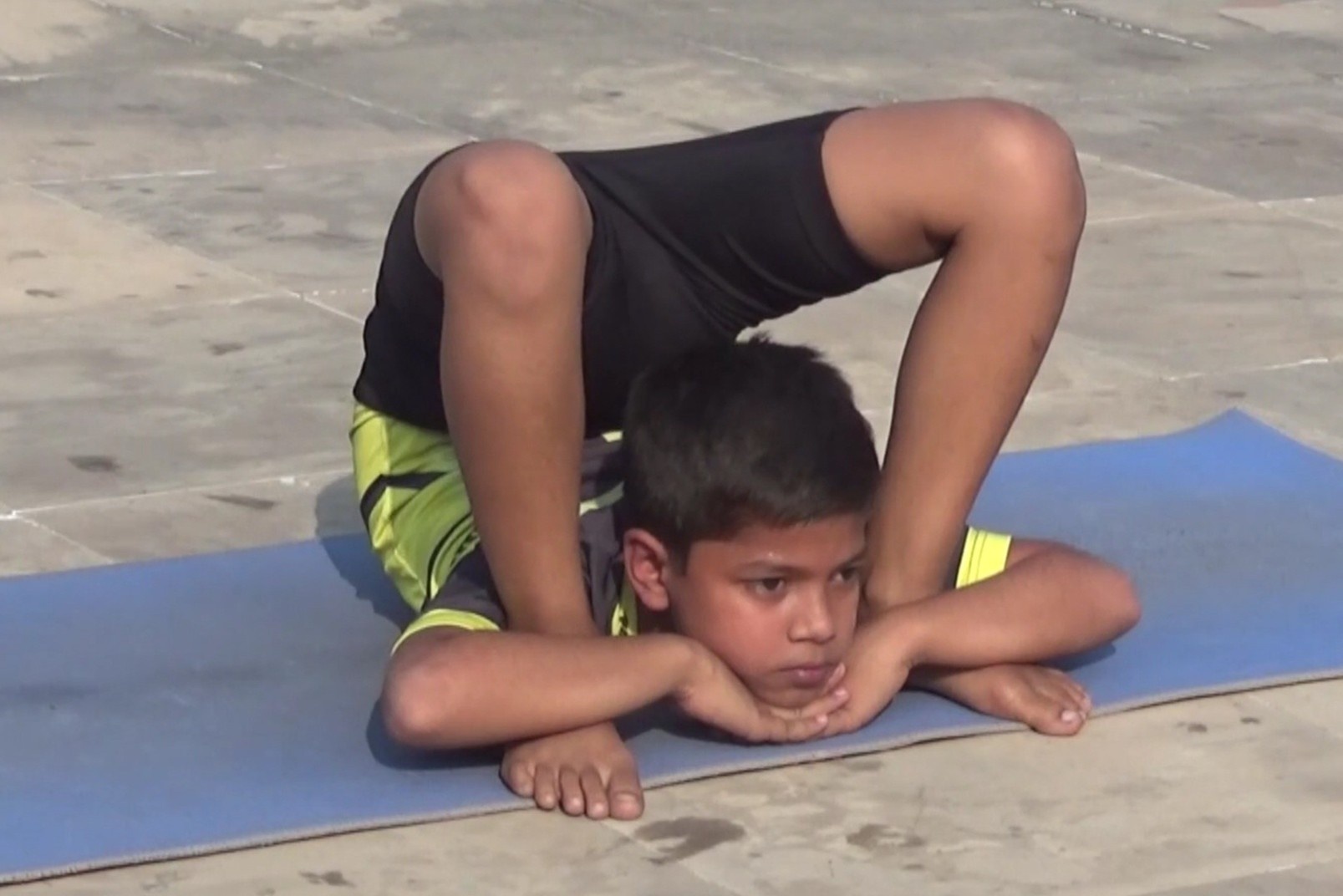 Cau be 8 tuoi duoc menh danh la than dong yoga o An Do hinh anh