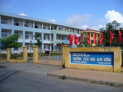 Phu huynh den truong phan doi viec thay hieu truong hinh anh