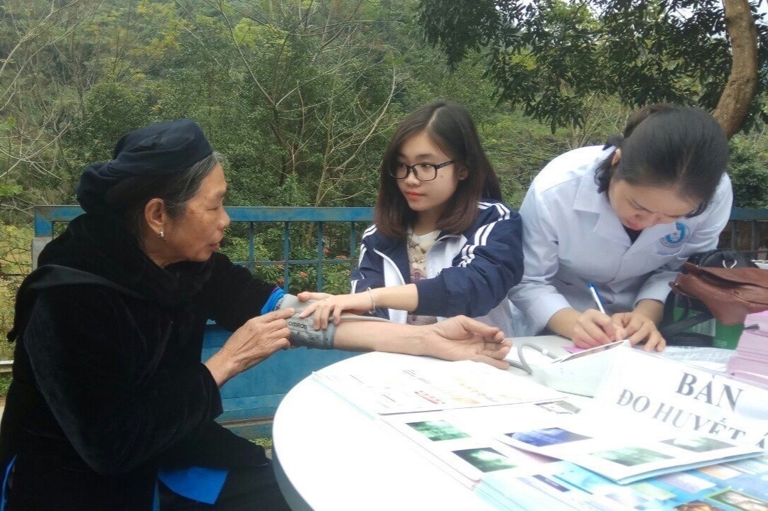 Nu sinh DH Y - Duoc thanh cong nho 'nghiem khac voi ban than' hinh anh