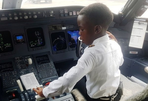 ‘Co truong’ 7 tuoi o Uganda noi tieng nho tai lai may bay hinh anh