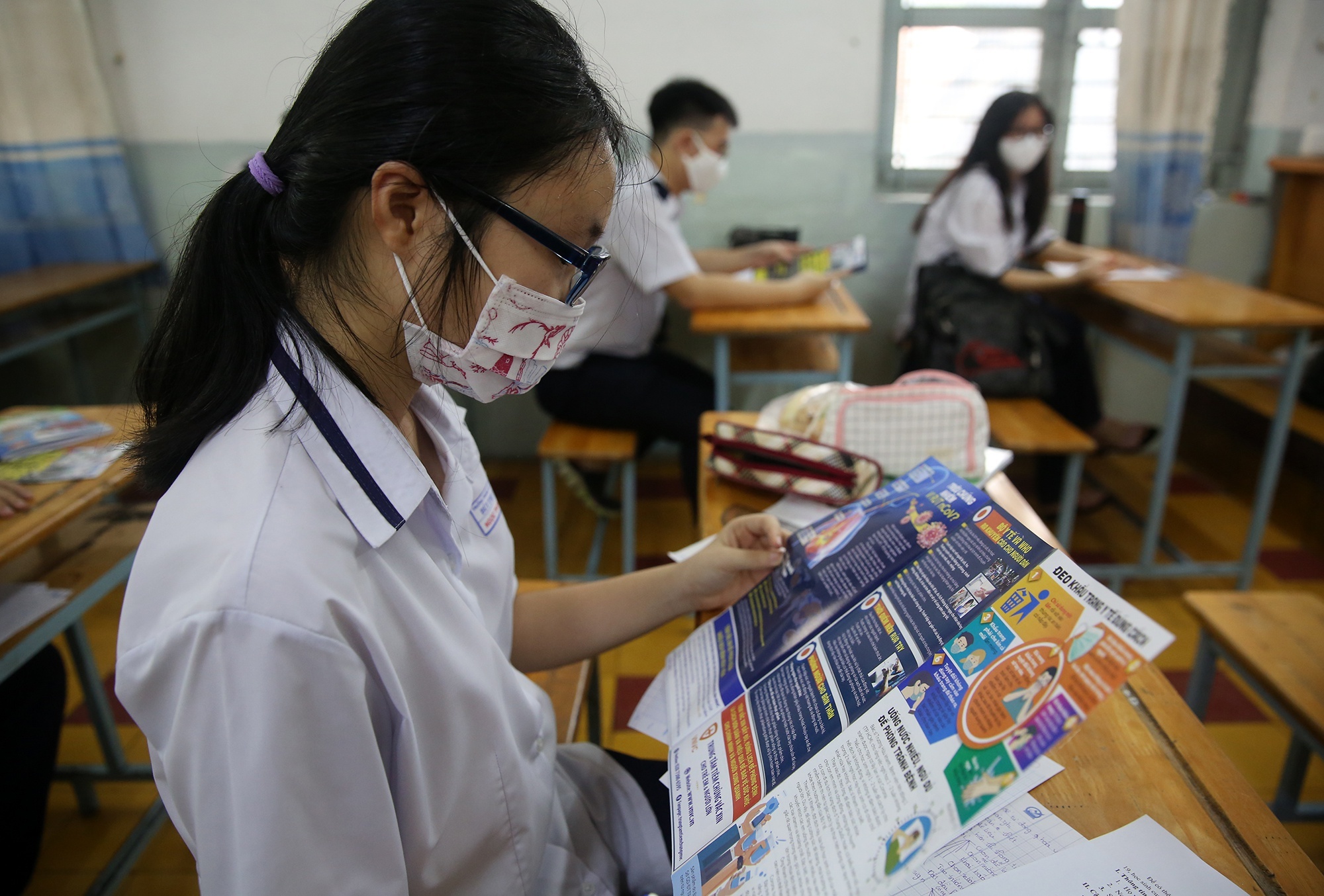 khuyen khich hoc sinh deo khau trang trong lop anh 1