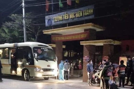 Nhieu hoc sinh o Hai Duong duoc dua di cach ly trong dem hinh anh