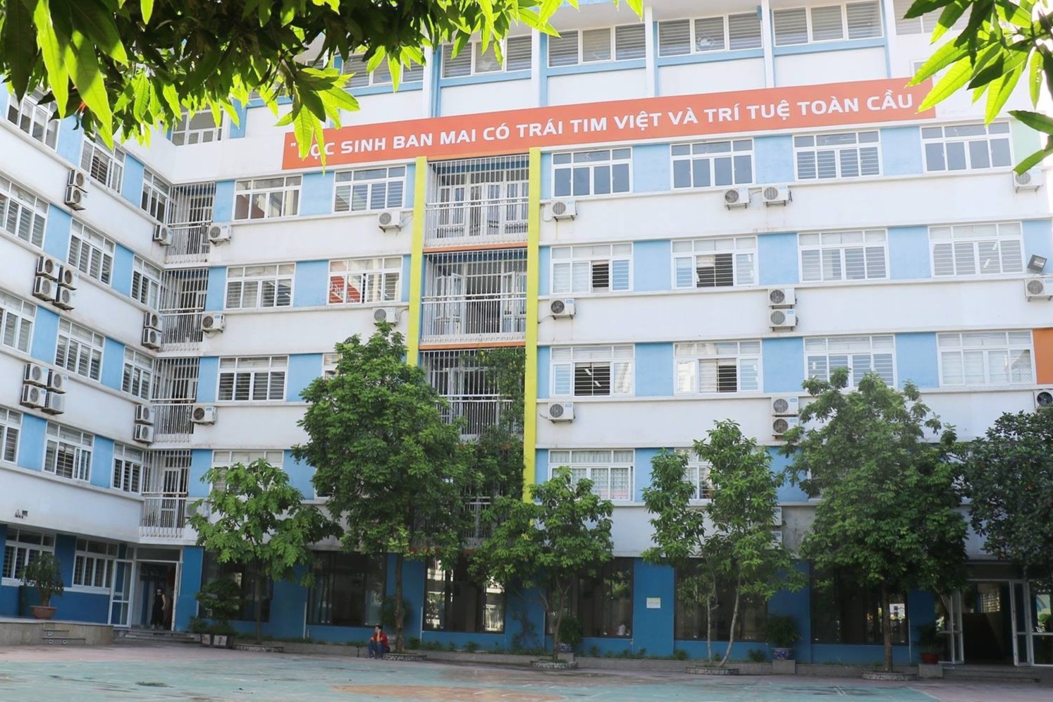 24 giao vien, hoc sinh Ha Noi phai cach ly vi phu huynh mac Covid-19 hinh anh