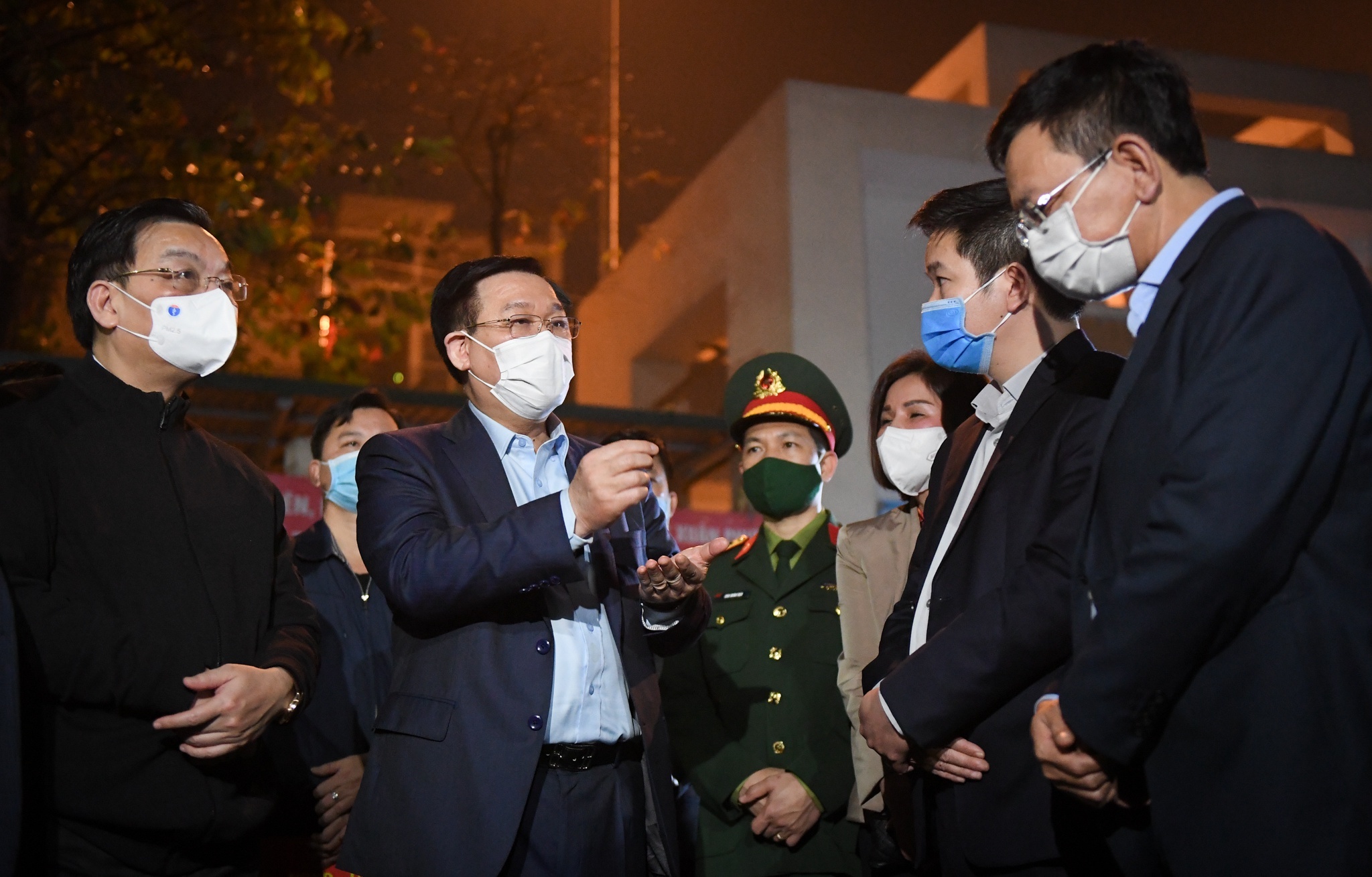 Hieu truong tu nguyen vao cach ly anh 2