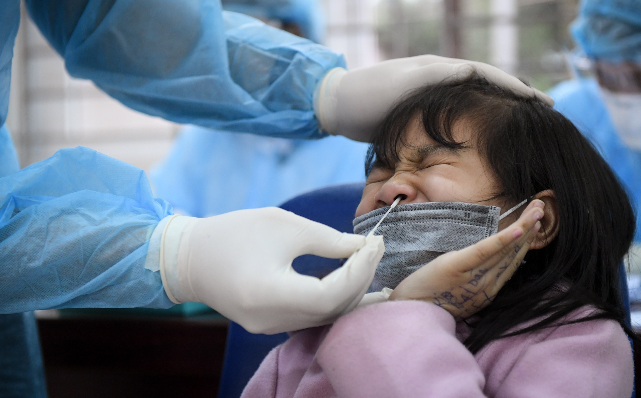 Hieu truong tu nguyen vao cach ly anh 1