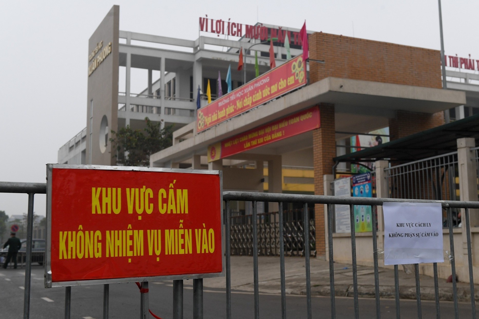 Hieu truong tu nguyen vao cach ly cung hoc tro hinh anh