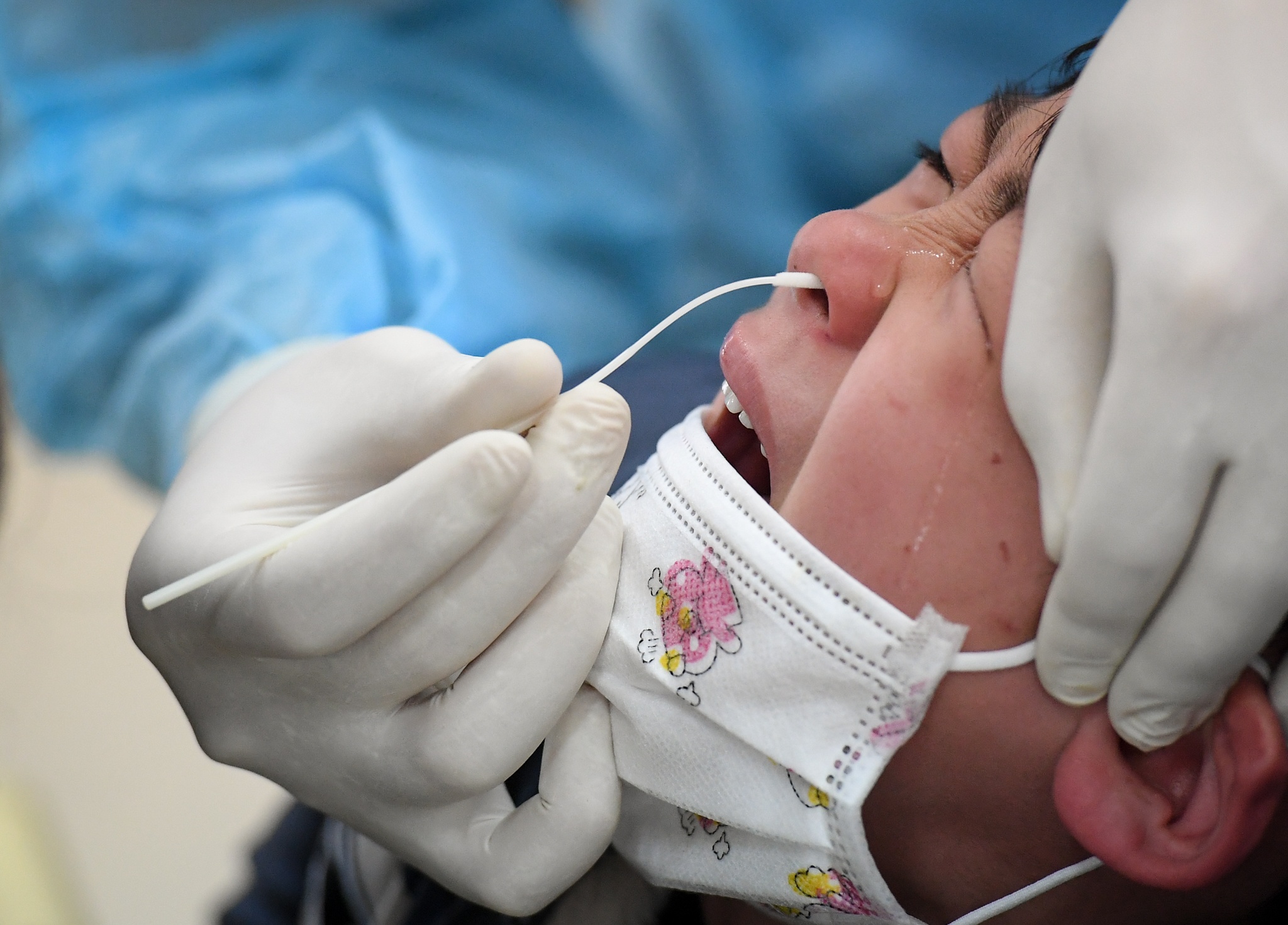 Xet nghiem hon 1.500 hoc sinh anh 1