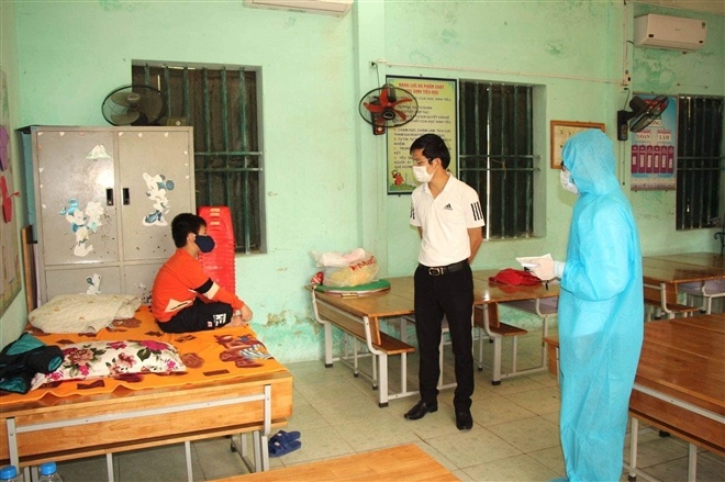 62 hoc sinh tieu hoc trong khu cach ly anh 2