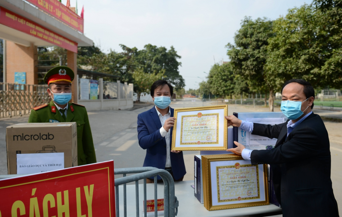 Hieu truong Tieu hoc Xuan Phuong nhan giay khen anh 1