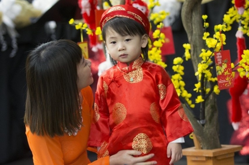 Tet nguoi lon con duoc nghi, sao bat hoc sinh lam bai tap? hinh anh