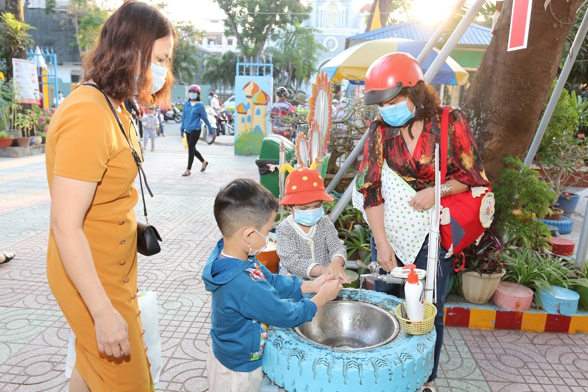 HS tro lai truong sau Tet anh 1