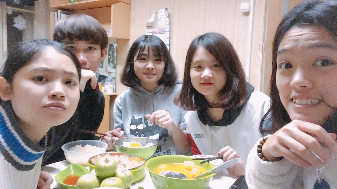 Du hoc sinh mong ve Tet anh 2