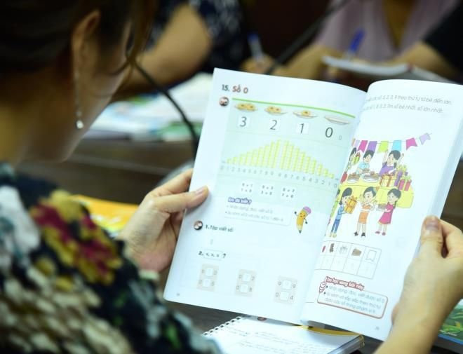 Bo truong GD&DT phe duyet danh muc sach giao khoa lop 2, lop 6 hinh anh