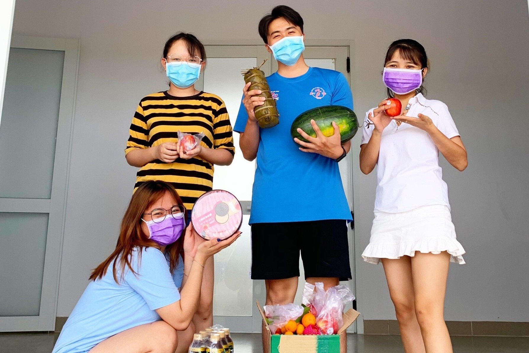 Nha 4 nguoi, an Tet 3 noi hinh anh