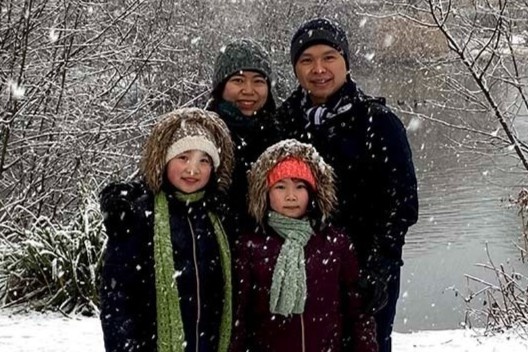 Gia dinh tien si Viet don Tet o Anh hinh anh