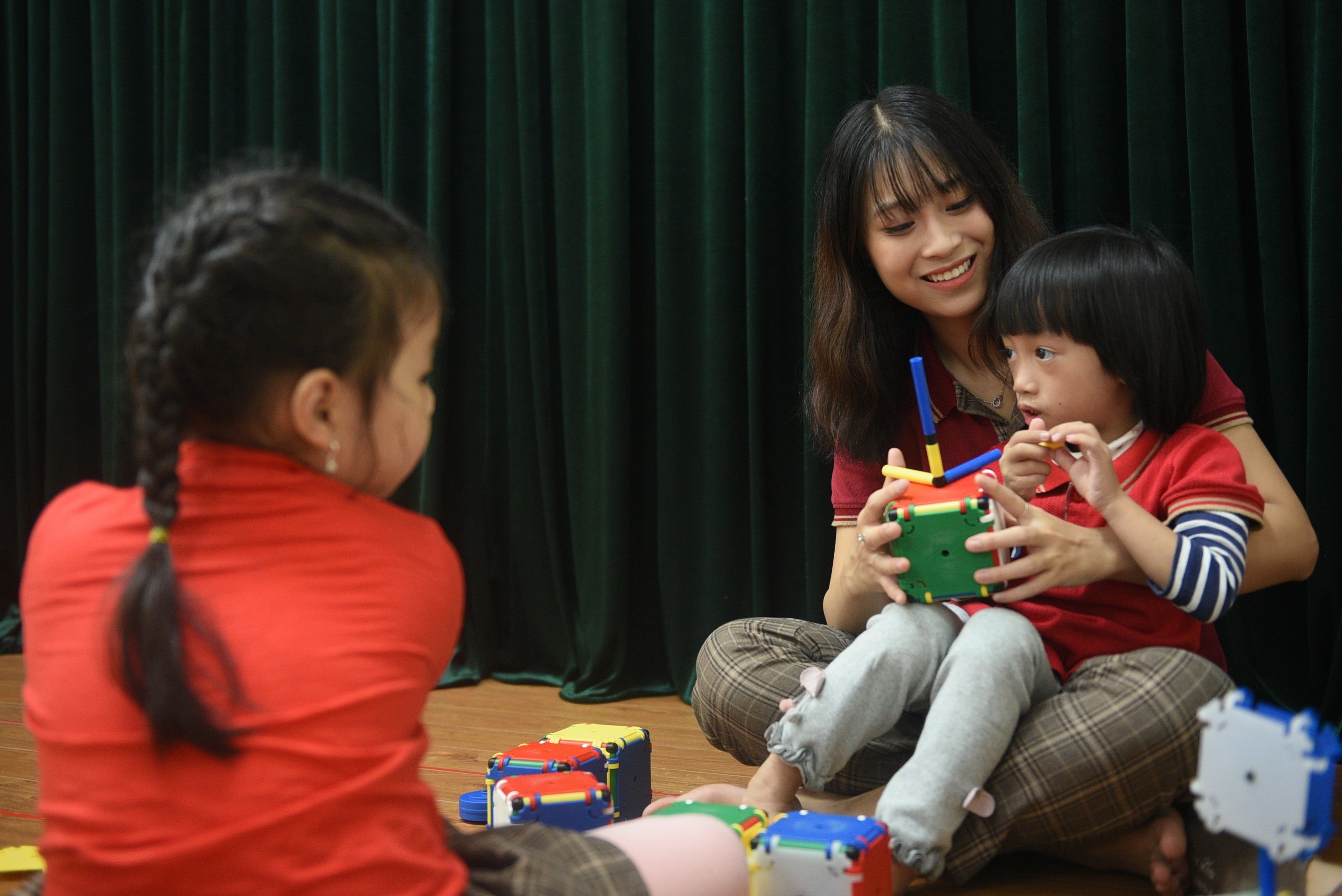 Phu huynh len mang tim giao vien day con hoc o nha hinh anh