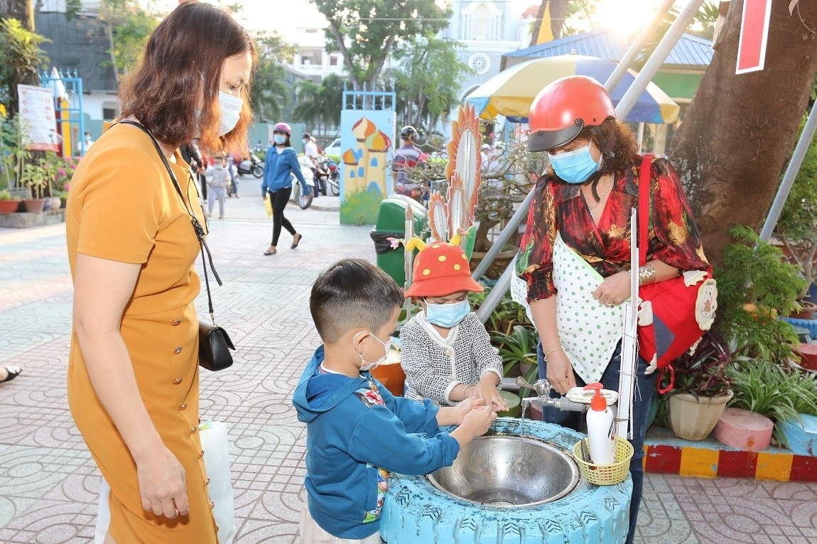 Cong tac phong dich nghiem ngat trong ngay dau hoc sinh tro lai truong hinh anh