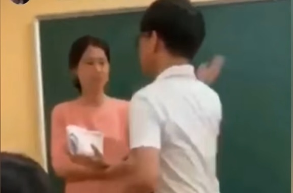 Nam sinh tat giao vien da het thoi gian ky luat, di hoc tro lai hinh anh