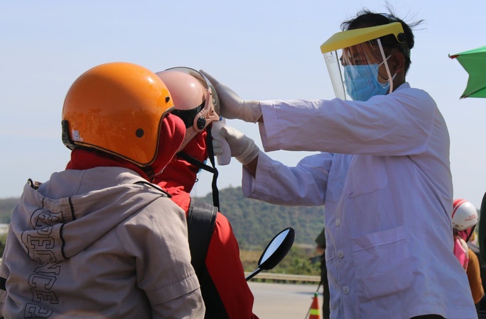 Gan 4.000 hoc sinh Dak Nong vang mat trong buoi dau tro lai truong hinh anh