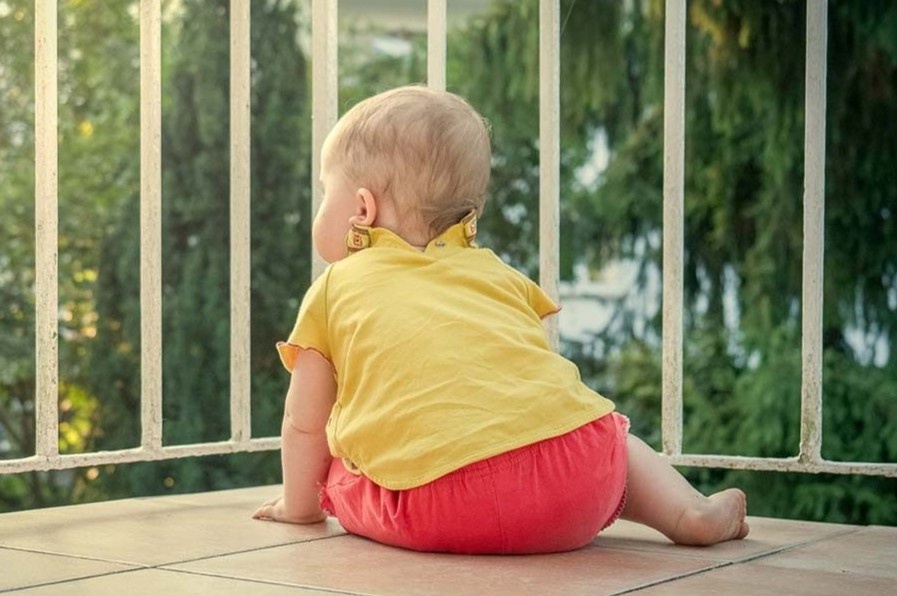 Nga tu ban cong va nhung nguy hiem khi tre o nha hinh anh