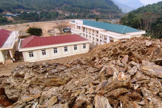 Di tan hoc sinh o Thanh Hoa vi nguy co sat lo dat hinh anh