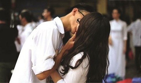 Hoc sinh yeu som - cam doan hay 've duong'? hinh anh