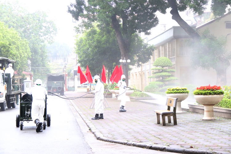 sinh vien tro lai truong tu 8/3 anh 1