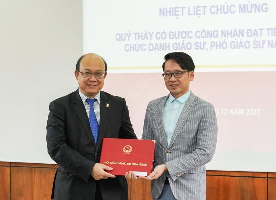 Thay giao duoc phong ham giao su anh 1