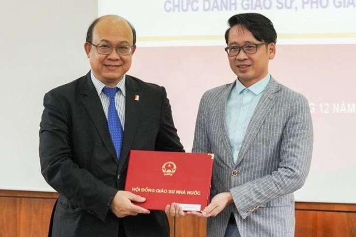 Thay giao duoc phong ham giao su khi 40 tuoi hinh anh