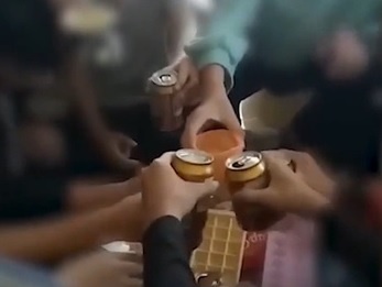 Co giao uong bia cung hoc sinh se bi ky luat nang hinh anh
