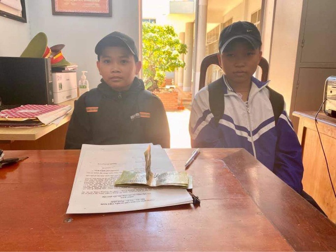 5 hoc sinh nhat duoc tien tim nguoi tra lai anh 2