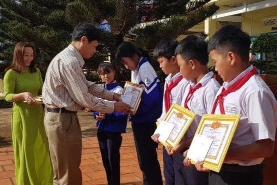 Khen thuong 5 hoc sinh nhat duoc tien tim nguoi tra lai hinh anh