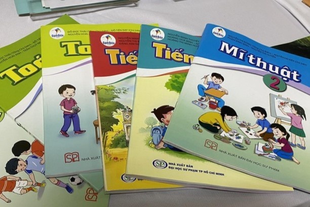 Nha xuat ban hop nhat sach giao khoa, cac truong bi dong hinh anh