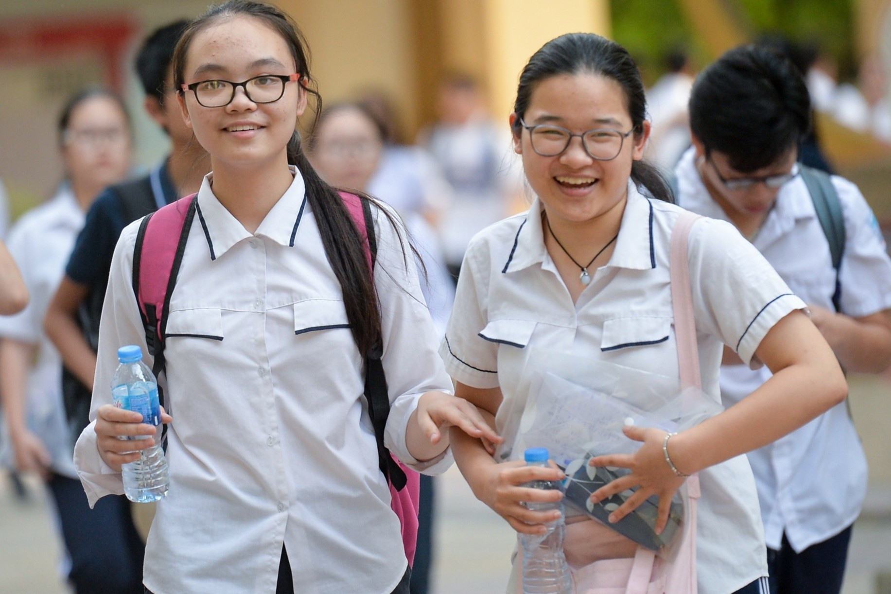 De thi mau vao lop 10 truong THPT chuyen Ngoai ngu nam 2021 hinh anh