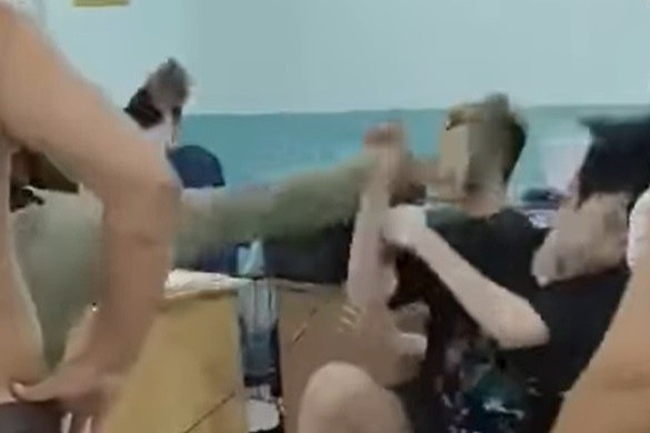 Hai em bi danh trong phong giam thi khong phai hoc sinh cua truong hinh anh