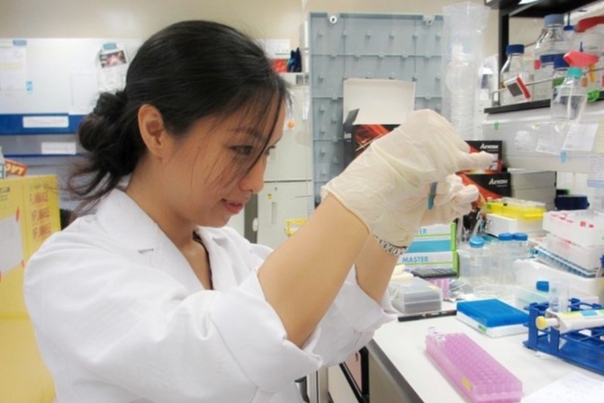 Nu tien si dam me sinh hoc phan tu hinh anh