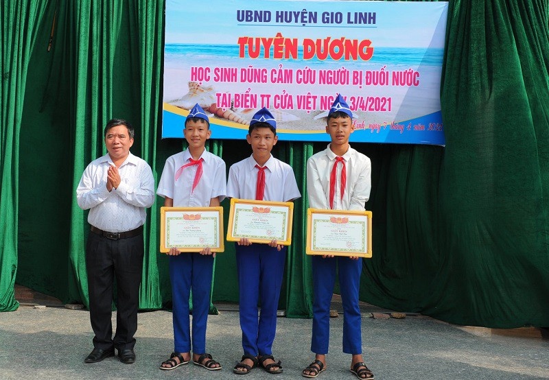 3 học sinh dũng cảm cứu người đuối nước ảnh 1 3 hoc sinh dung cam cuu nguoi duoi nuoc anh 1