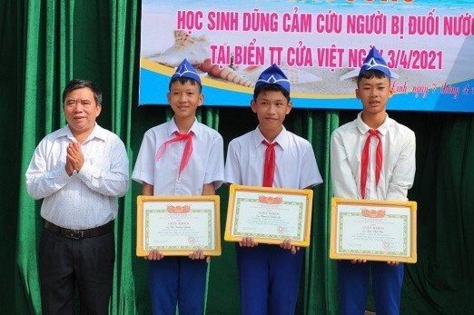 Tuyen duong 3 hoc sinh dung cam cuu nguoi duoi nuoc hinh anh